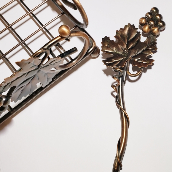 Napkin holder w/weighted pivoted arm & 3 Napkin Rings - Picture 6 of 9